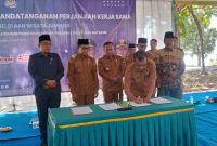 Keterangan foto: Bupati Pamekasan, KH Kholilurrahman saat melakukan penandatanganan perjanjian.