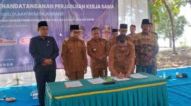 Keterangan foto: Bupati Pamekasan, KH Kholilurrahman saat melakukan penandatanganan perjanjian.