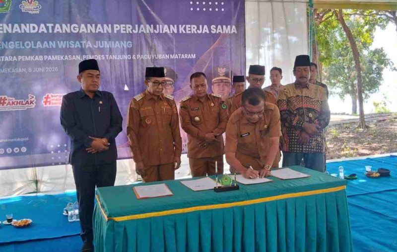 Keterangan foto: Bupati Pamekasan, KH Kholilurrahman saat melakukan penandatanganan perjanjian.
