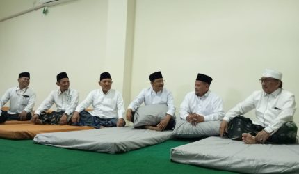 Pengurus PBNU bersama PWNU beserta panitia melakukan peninjauan terhadap fasilitas penginapan.