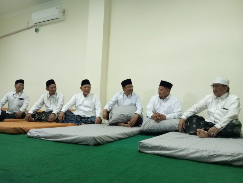 Pengurus PBNU bersama PWNU beserta panitia melakukan peninjauan terhadap fasilitas penginapan.