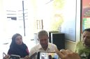 Sekretaris Daerah (Sekda) Pamekasan, Taufikurrachman, saat diwawancarai usai Kejari Pamekasan melakukan penggeledahan.