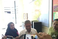Sekretaris Daerah (Sekda) Pamekasan, Taufikurrachman, saat diwawancarai usai Kejari Pamekasan melakukan penggeledahan.