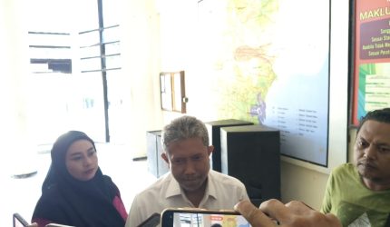 Sekretaris Daerah (Sekda) Pamekasan, Taufikurrachman, saat diwawancarai usai Kejari Pamekasan melakukan penggeledahan.