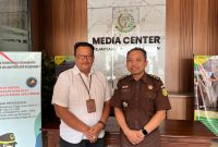 Kepala Seksi Intelijen Kejari Pamekasan, Agus Setiyo Budi dan Kasi Pidsus Kejari Pamekasan, Ali Munip.