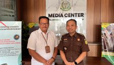 Kepala Seksi Intelijen Kejari Pamekasan, Agus Setiyo Budi dan Kasi Pidsus Kejari Pamekasan, Ali Munip.