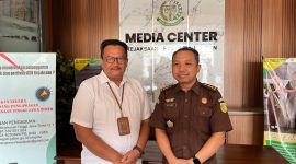 Kepala Seksi Intelijen Kejari Pamekasan, Agus Setiyo Budi dan Kasi Pidsus Kejari Pamekasan, Ali Munip.