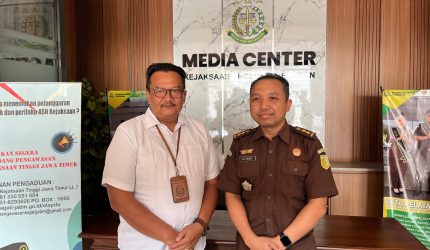 Kepala Seksi Intelijen Kejari Pamekasan, Agus Setiyo Budi dan Kasi Pidsus Kejari Pamekasan, Ali Munip.