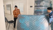Ribuan Kasur untuk Muktamar ke-35 NU tiba di Komplek Pondok Pesantren Bahrul Ulum (PPBU) Tambakberas, Jombang.