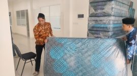 Ribuan Kasur untuk Muktamar ke-35 NU tiba di Komplek Pondok Pesantren Bahrul Ulum (PPBU) Tambakberas, Jombang.