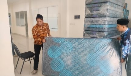 Ribuan Kasur untuk Muktamar ke-35 NU tiba di Komplek Pondok Pesantren Bahrul Ulum (PPBU) Tambakberas, Jombang.