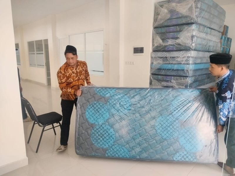 Ribuan Kasur untuk Muktamar ke-35 NU tiba di Komplek Pondok Pesantren Bahrul Ulum (PPBU) Tambakberas, Jombang.