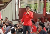 Wakil Kepala Bidang Advokasi DPC GMNI Pamekasan, Bung Su'adi, saat berorasi.