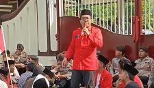 Wakil Kepala Bidang Advokasi DPC GMNI Pamekasan, Bung Su'adi, saat berorasi.