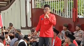 Wakil Kepala Bidang Advokasi DPC GMNI Pamekasan, Bung Su'adi, saat berorasi.