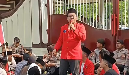 Wakil Kepala Bidang Advokasi DPC GMNI Pamekasan, Bung Su'adi, saat berorasi.