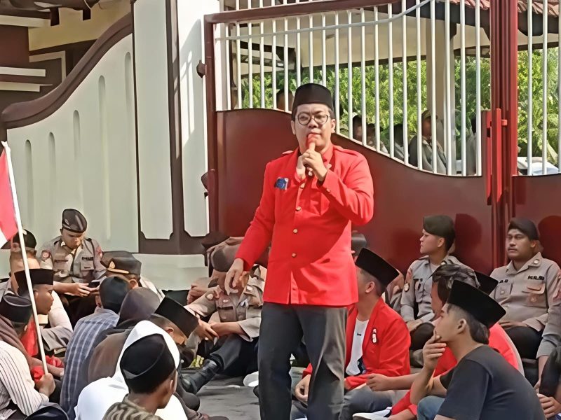 Wakil Kepala Bidang Advokasi DPC GMNI Pamekasan, Bung Su'adi, saat berorasi.