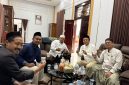 Panitia lokal Muktamar ke-35 NU tengah mencicipi kopi.