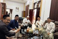 Panitia lokal Muktamar ke-35 NU tengah mencicipi kopi.