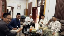 Panitia lokal Muktamar ke-35 NU tengah mencicipi kopi.