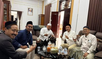Panitia lokal Muktamar ke-35 NU tengah mencicipi kopi.