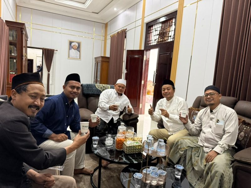 Panitia lokal Muktamar ke-35 NU tengah mencicipi kopi.