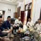 Panitia lokal Muktamar ke-35 NU tengah mencicipi kopi.