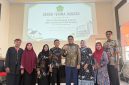 Sesi foto bersama Plt Kepala DPRKP Pamekasan, Andi Ali Syahbana bersama Muharram.