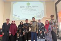 Sesi foto bersama Plt Kepala DPRKP Pamekasan, Andi Ali Syahbana bersama Muharram.