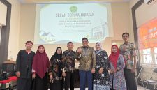 Sesi foto bersama Plt Kepala DPRKP Pamekasan, Andi Ali Syahbana bersama Muharram.
