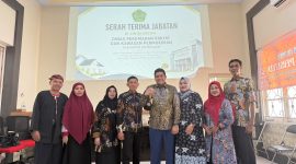 Sesi foto bersama Plt Kepala DPRKP Pamekasan, Andi Ali Syahbana bersama Muharram.