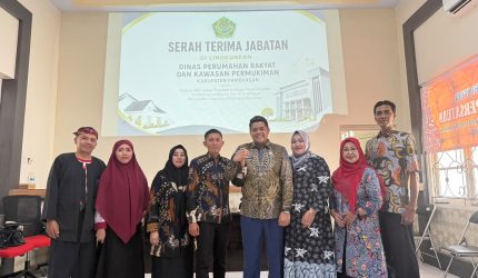 Sesi foto bersama Plt Kepala DPRKP Pamekasan, Andi Ali Syahbana bersama Muharram.