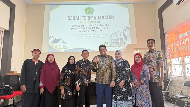 Sesi foto bersama Plt Kepala DPRKP Pamekasan, Andi Ali Syahbana bersama Muharram.