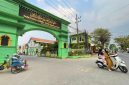 Suasana gerbang utama Pondok Pesantren Bahrul Ulum Tambakberas, Jombang. Berbagai dukungan logistik dari daerah mulai mengalir menjelang pelaksanaan Muktamar ke-35 NU.