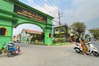 Suasana gerbang utama Pondok Pesantren Bahrul Ulum Tambakberas, Jombang. Berbagai dukungan logistik dari daerah mulai mengalir menjelang pelaksanaan Muktamar ke-35 NU.