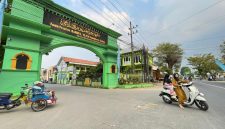 Suasana gerbang utama Pondok Pesantren Bahrul Ulum Tambakberas, Jombang. Berbagai dukungan logistik dari daerah mulai mengalir menjelang pelaksanaan Muktamar ke-35 NU.