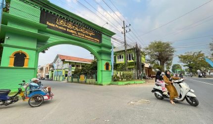 Suasana gerbang utama Pondok Pesantren Bahrul Ulum Tambakberas, Jombang. Berbagai dukungan logistik dari daerah mulai mengalir menjelang pelaksanaan Muktamar ke-35 NU.