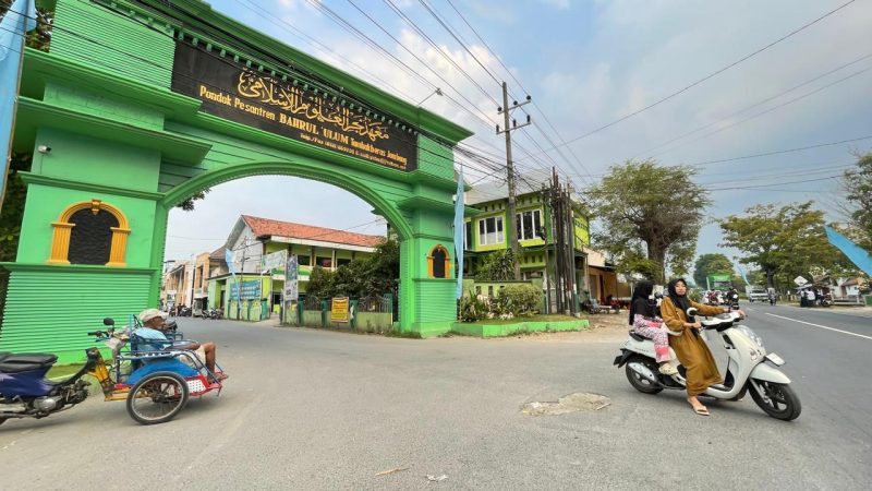 Suasana gerbang utama Pondok Pesantren Bahrul Ulum Tambakberas, Jombang. Berbagai dukungan logistik dari daerah mulai mengalir menjelang pelaksanaan Muktamar ke-35 NU.