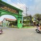 Suasana gerbang utama Pondok Pesantren Bahrul Ulum Tambakberas, Jombang. Berbagai dukungan logistik dari daerah mulai mengalir menjelang pelaksanaan Muktamar ke-35 NU.