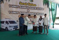 Suasana serah terim mobil ambulans untuk mendukung muktamar ke-35 NU.