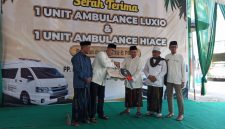 Suasana serah terim mobil ambulans untuk mendukung muktamar ke-35 NU.