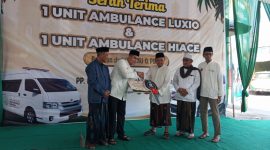 Suasana serah terim mobil ambulans untuk mendukung muktamar ke-35 NU.