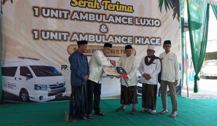 Suasana serah terim mobil ambulans untuk mendukung muktamar ke-35 NU.