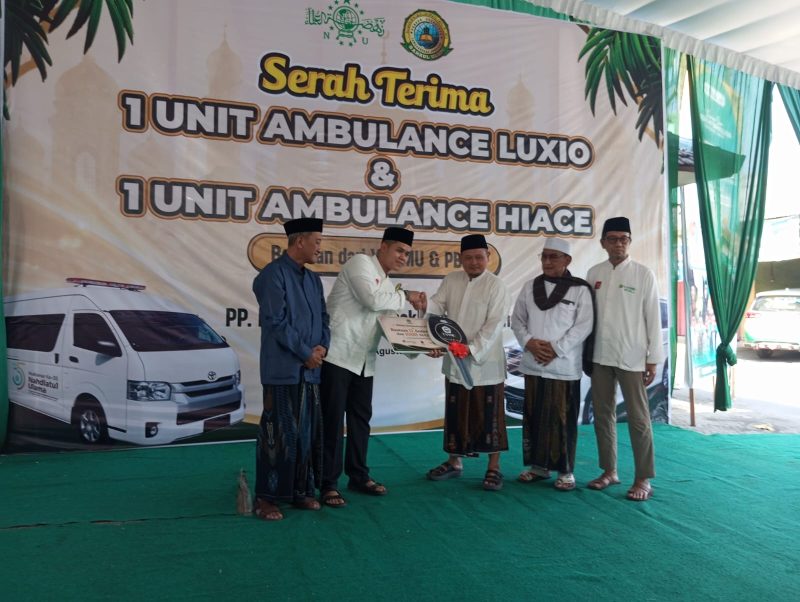 Suasana serah terim mobil ambulans untuk mendukung muktamar ke-35 NU.