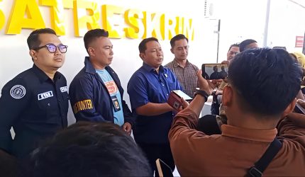 Kasat Reskrim Polres Pamekasan AKP Yoyok Hardianto, saat mengungkap prihal penjemputan paksa Direktur CV Dzarrin.