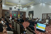 Suasana Rapat sosialisasi yang berlangsung di Peringgitan Dalam Mandhapa Agung Ronggo Sukowati, Pamekasan, Kamis (13/8/2026).