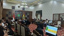 Suasana Rapat sosialisasi yang berlangsung di Peringgitan Dalam Mandhapa Agung Ronggo Sukowati, Pamekasan, Kamis (13/8/2026).