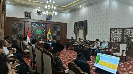 Suasana Rapat sosialisasi yang berlangsung di Peringgitan Dalam Mandhapa Agung Ronggo Sukowati, Pamekasan, Kamis (13/8/2026).