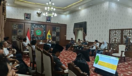 Suasana Rapat sosialisasi yang berlangsung di Peringgitan Dalam Mandhapa Agung Ronggo Sukowati, Pamekasan, Kamis (13/8/2026).