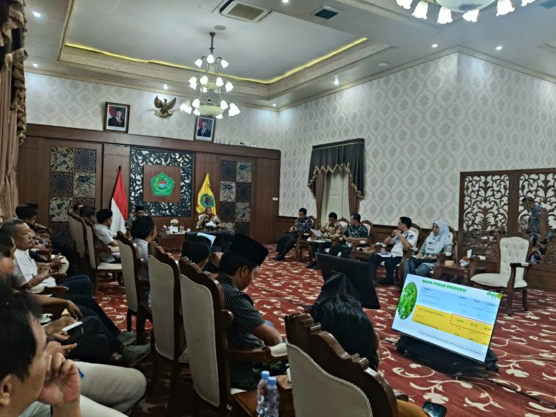 Suasana Rapat sosialisasi yang berlangsung di Peringgitan Dalam Mandhapa Agung Ronggo Sukowati, Pamekasan, Kamis (13/8/2026).